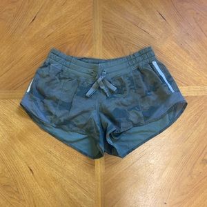 LULULEMON HOTTY HOT SHORT 2.5”